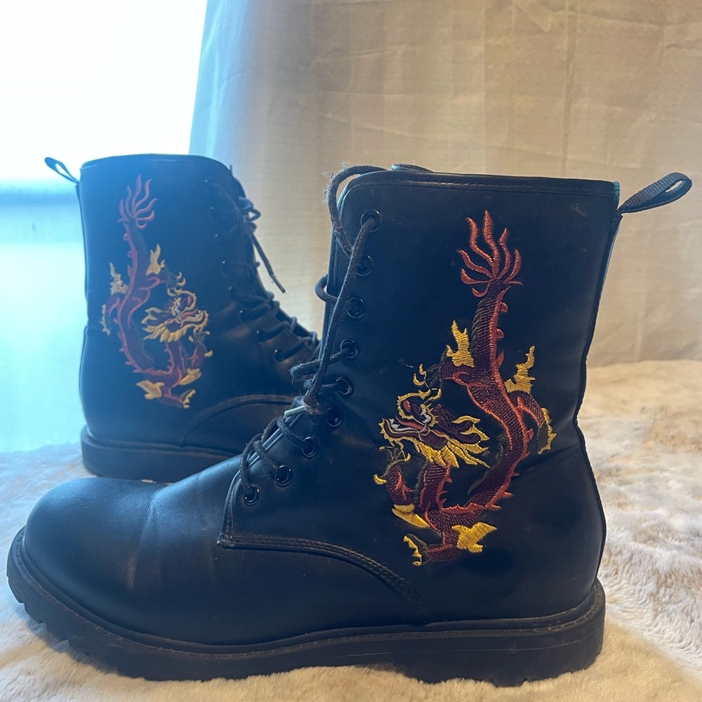 Embroidered Dragon Black Boots